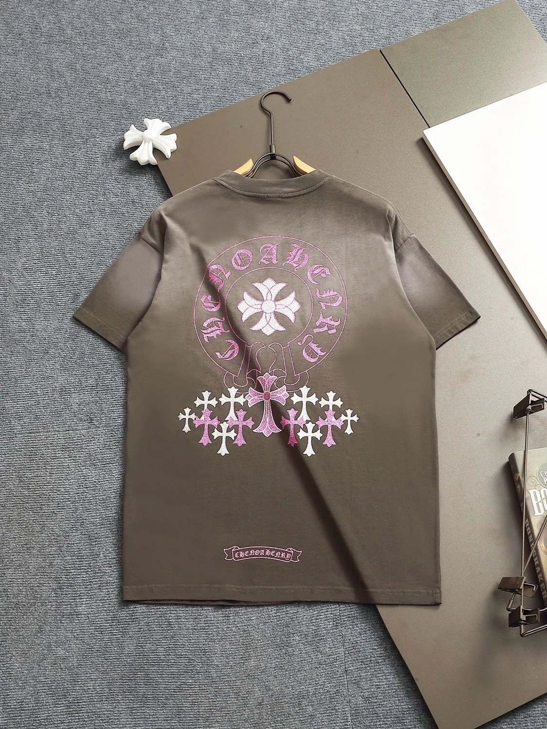 🅿️220 Chrome hearts ch Chrome hearts cross pink hot diamond short-sleeved t-shirt. Advanced tie-dye technology. Large version. Loose and stylish. Low version, slim and long version with upper body and raised hips. 100% commitment: top quality, not fast food. The highest version on the market. Top quality, 320 grams. 26 custom-dyed double yarn cotton, same style for men and women, complete with three standards. Color: Six colors available, available to the public. Size: XS-L. Size chart: